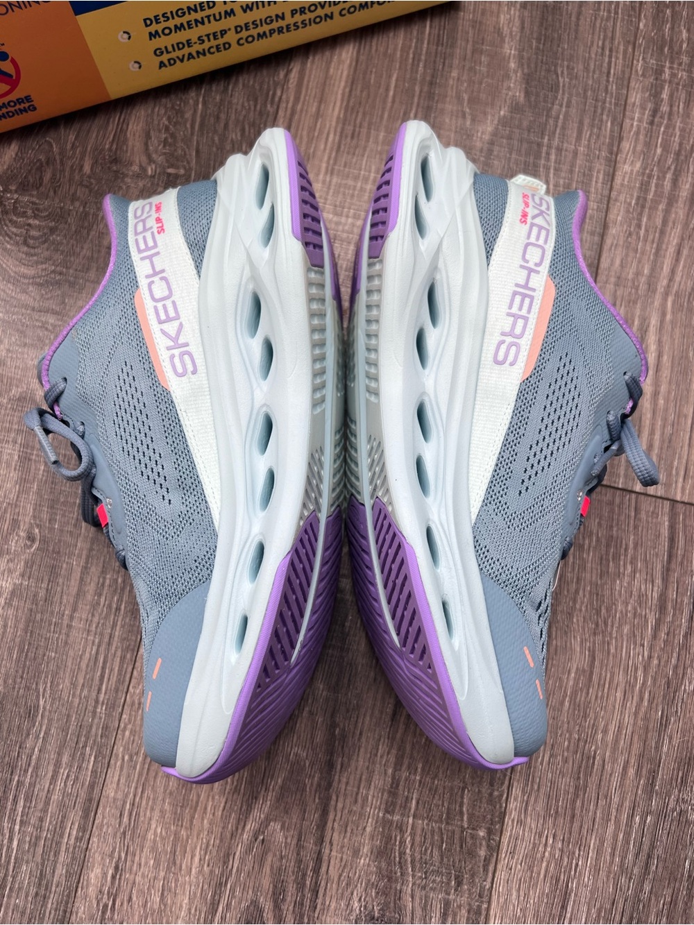 NWT Skechers Women's Gray & Pink Max Cushioning Glide-Step Slip-Ins Size 8 - Picture 4 of 10